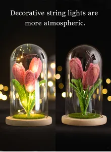Détail d'une veilleuse tulipe rose crochetée à la main sous dôme en verre avec LED