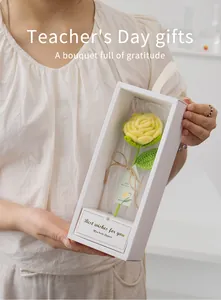 Rose jaune au crochet faite à la main dans un coffret cadeau blanc avec étiquette