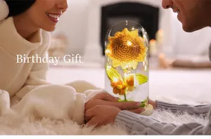 Veilleuse tournesol au crochet avec LED sous cloche en verre sur socle en bois pur