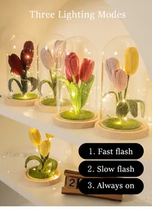 Détail de veilleuses tulipes au crochet faites main avec trois modes LED sous cloche