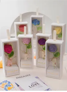 Détail d'un bouquet de roses au crochet fait main dans un coffret blanc avec fenêtre