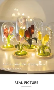 Vue macro de la veilleuse tulipe crochetée à la main sous dôme en verre et bois
