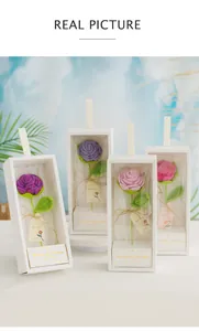 Détail de bouquets de roses faits main au crochet dans des coffrets cadeaux élégants