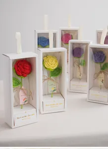 Détail de roses faites à la main en crochet avec étiquettes cadeaux de vœux