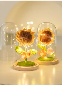 Détail d'une lampe tournesol en crochet faite main avec lumières LED chaleureuses
