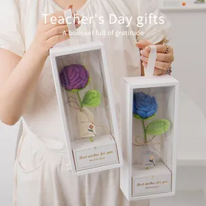 Bouquet de roses au crochet fait main dans une boîte cadeau avec fenêtre et ruban