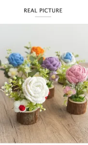 Primer plano de flores de ganchillo hechas a mano sobre base de madera natural