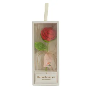 Rose au crochet faite à la main en boîte cadeau blanche avec étiquette et ruban
