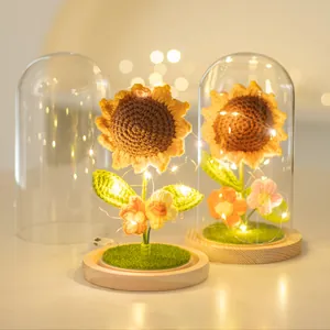 Veilleuse LED Dôme en Verre Fleur Crochetée à la Main Tournesol Tulipe Rose Avec Base en Bois Ornement Floral Tricoté Cadeau Déco