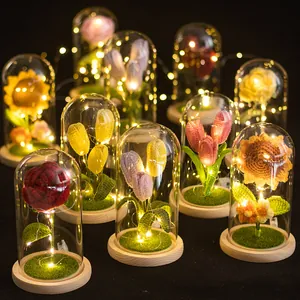Veilleuse faite main en crochet avec tournesol sous dôme de verre et lumières LED