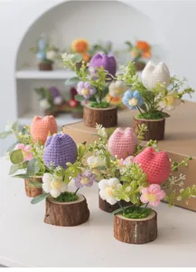 Detalle de tulipanes y margaritas de ganchillo hechos a mano en bases de madera