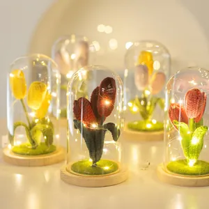 Veilleuse tulipe faite main au crochet avec dôme en verre et LED sur socle bois