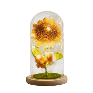 Veilleuse tournesol au crochet faite main sous dôme de verre avec socle en bois