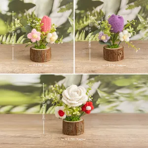 Flores de tulipán tejidas a mano en base de madera para decoración de mesa