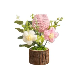 Tulipán rosa hecho a mano a ganchillo en base de madera para decoración de escritorio