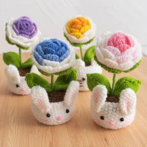 Set di vasi di fiori all'uncinetto con base a coniglio e rose in maglia multicolore