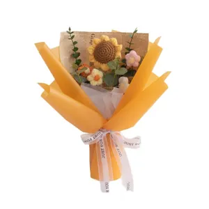 Handgestrickter Sonnenblumenstrauß in gelber Hülle mit einer Just For You Schleife