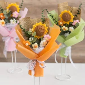Handgefertigter Strick-Sonnenblumenstrauß mit bunten Garnblumen und feiner Papierhülle