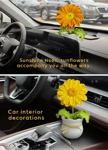 Détail d'un tournesol au crochet en pot décorant le tableau de bord d'une voiture