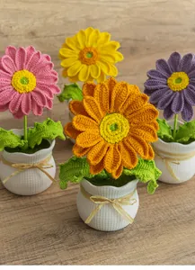 Détail macro de marguerites au crochet faites à la main avec pétales de fleurs en fil