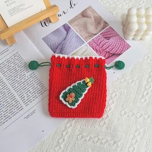 Pochette de Noël rouge faite main au crochet avec décorations de sapin et de clochettes