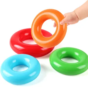 Anelli impilabili arcobaleno per neonati con mano che mostra dimensioni e colori