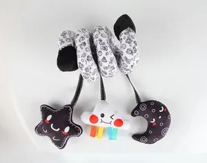Detalle del juguete espiral para bebé en blanco y negro con colgantes de peluche suaves