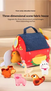 Dettaglio del set gioco casa fattoria in tessuto con piccoli animali di peluche