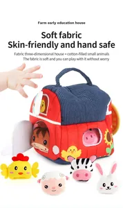 Dettaglio della casa della fattoria in peluche con animali morbidi per lo sviluppo sensoriale