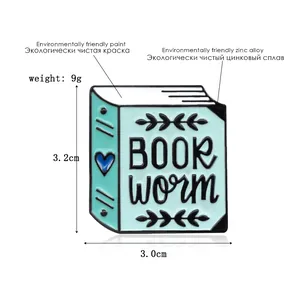 Herzförmige Emaille-Brosche Book Worm in Mintgrün aus ökologischer Zinklegierung