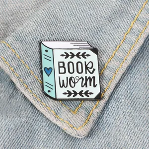 Book Worm Emaille-Anstecknadel mit blauem Herz auf Jeansstoff, literarisches Accessoire