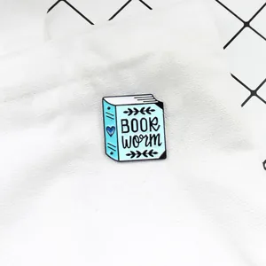Detailansicht der Book Worm Emaille-Anstecknadel mit blauem Herz an einer Segeltuchtasche