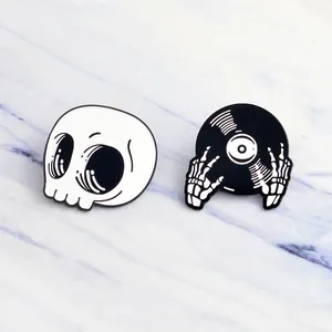 Spilla Creativa in Smalto Lega di Zinco Testa di Scheletro Disco in Vinile Punk Stile Gotico Distintivo per Abiti Borse Unisex