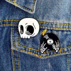 Set di spille in smalto con teschio e vinile su giacca di jeans stile punk retrò