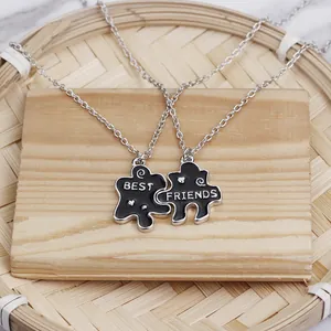 Detail der Puzzlekette aus Silberlegierung mit schwarzer Best Friends Gravur