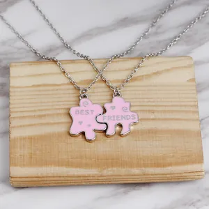 Detail der pinkfarbenen Herz-Puzzle-Halsketten mit BEST FRIENDS Gravur auf Holz