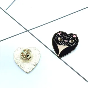 Cartoon zwart hart kat emaille pin broche met vlindersluiting voor kleding van koppels