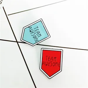 Set di spille smaltate Team Awesome rosse e blu a forma di scudo per giacche denim