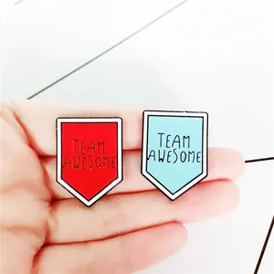 Coppia di spille smaltate Team Awesome a forma di scudo in rosso e blu chiaro