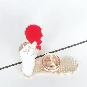 Kreative Emaille-Brosche Hand mit rotem Herz und Schmetterlingsverschluss für Damen