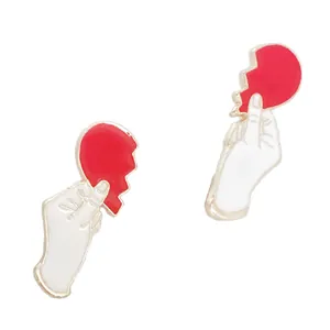 Kreative Hand Hält Gebrochenes Herz Emaille Brosche Pins Legierung Tropföl Mode Abzeichen Für Damen Taschen Kleidung Schmuck Geschenk