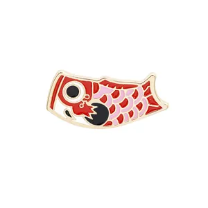Detail der rot-pinken Emaille-Koi-Fisch-Brosche mit goldenem Rand und Politur