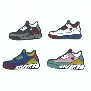 Bunte Cartoon-Sneaker-Schuhanhänger mit Herzmuster im Set für modische Schuhdekoration
