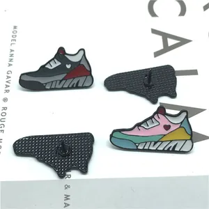 Bunte Sneaker Emaille-Anstecknadeln mit Lackierung und Nadelverschluss für Taschen