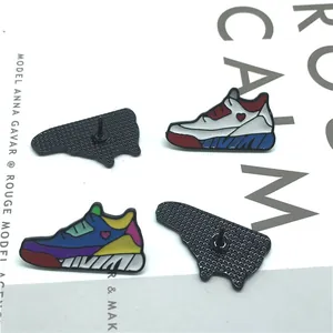 Cartoon Emaille Turnschuh Brosche Pin Set für Rucksäcke in lebendigen Farben