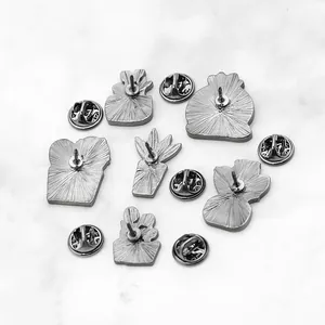 Lot de 6 revers de broches émaillées plantes gris anthracite avec fermoirs papillon sur marbre