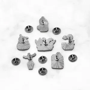Vue arrière de 6 broches en émail avec fermoirs papillon sur fond de marbre blanc