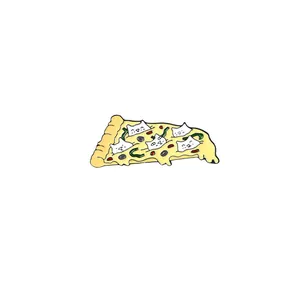 Détail du pin's pizza en émail avec garniture chat et fromage coloré sur fond blanc