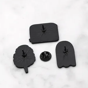 Χαριτωμένη καρφίτσα φάντασμα παγωτό με μαύρα ματ κουμπώματα πεταλούδα και λεπτομέρειες