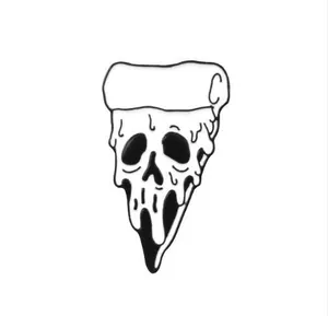 Détail d'un pin's en émail au design de pizza crâne fondante en noir et blanc contrasté